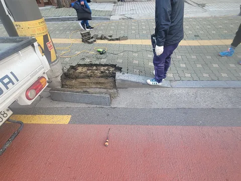 도로변 인도 경계석 부분을 뜯어내 흙바닥이 드러난 부분 철거 구간, 트럭이 옆에 정차