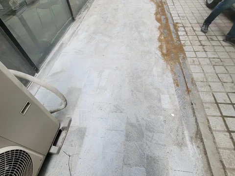 옥상 바닥에 새 블록 자재를 팔레트째 올려 두고 하중을 분산해 쌓아 둔 모습