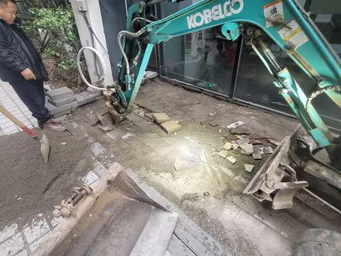 모서리가 삼각형으로 떨어져 나간 블록 여러 장을 근접 촬영한 모습, 옆에 교체용 새 블록이 쌓여 있다